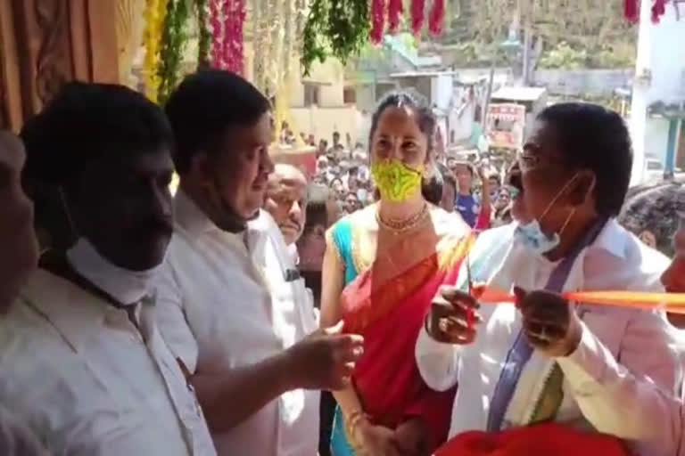 actor-anasuya-special-pooja-in-nallagondla-lakshminarasimha-swamy-temple