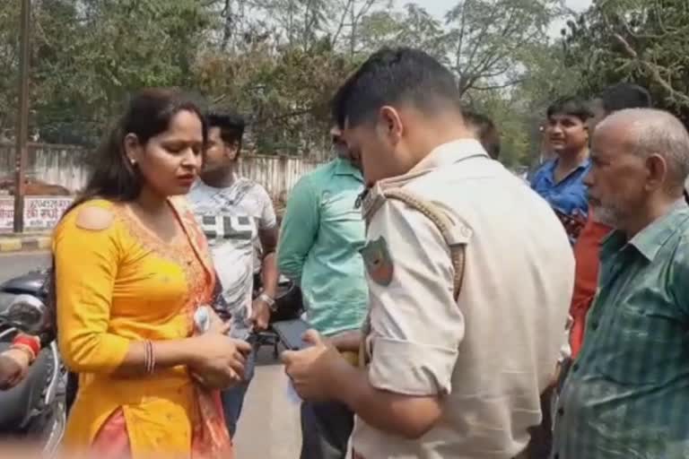 Miscreants snatch purse from a woman in jamshedpur