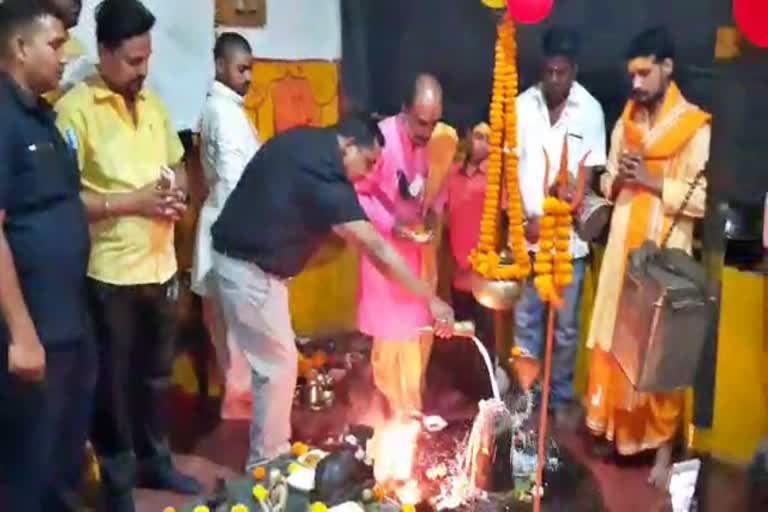 health-minister-banna-gupta-worshiped-lord-shiva-in-bull-baba-temple-jamshedpur