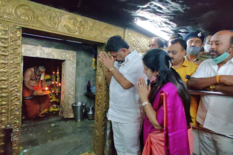 KPCC president DK Shivakumar, KPCC president DK Shivakumar visit to GaviGangadhar temple, KPCC president DK Shivakumar news, ಕೆಪಿಸಿಸಿ ಅಧ್ಯಕ್ಷ ಡಿಕೆ ಶಿವಕುಮಾರ್​, ಗವಿಗಂಗಾಧರ ದೇವಾಲಯಕ್ಕೆ ಭೇಟಿ ನೀಡಿದ ಕೆಪಿಸಿಸಿ ಅಧ್ಯಕ್ಷ ಡಿಕೆ ಶಿವಕುಮಾರ್, ಕೆಪಿಸಿಸಿ ಅಧ್ಯಕ್ಷ ಡಿಕೆ ಶಿವಕುಮಾರ್ ಸುದ್ದಿ,