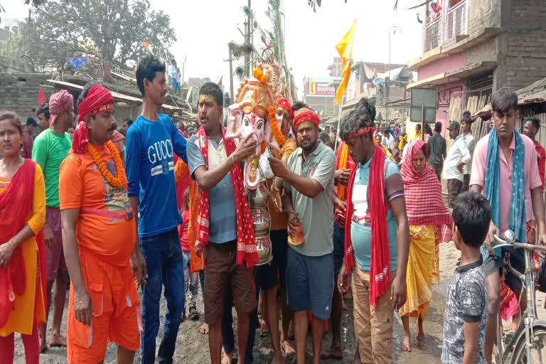 Devotees offered water to Lord Shiva with 54 feet of Kanwar in Sahibganj