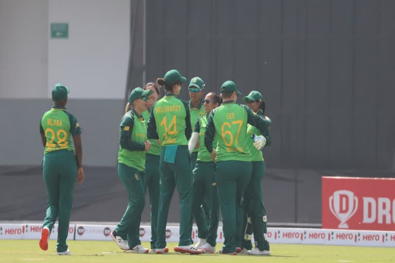 ndia lose an early wicket after South Africa opt to field in the third ODI!