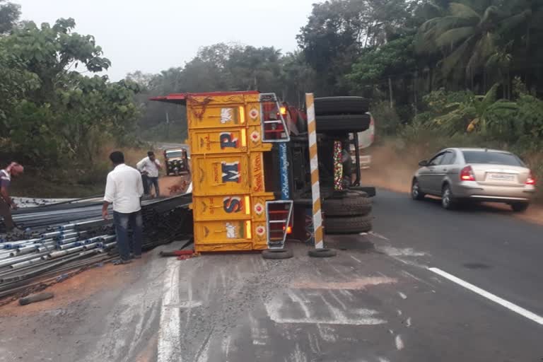 lorry overturned at bantwala