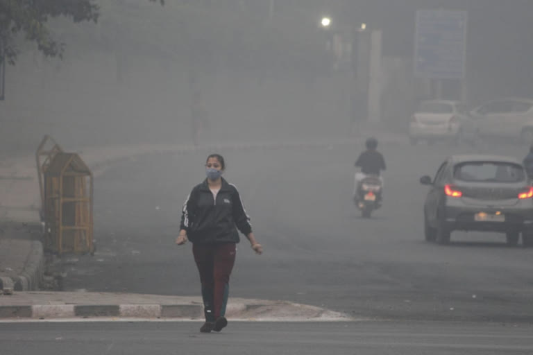 Delhi breathes foul air, to improve with expected rain