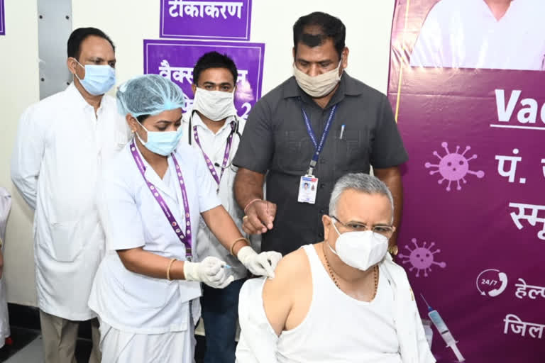 Former CM Raman Singh and his wife gets corona vaccine