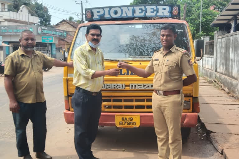 Police seized a lorry that dumped garbage into the sea