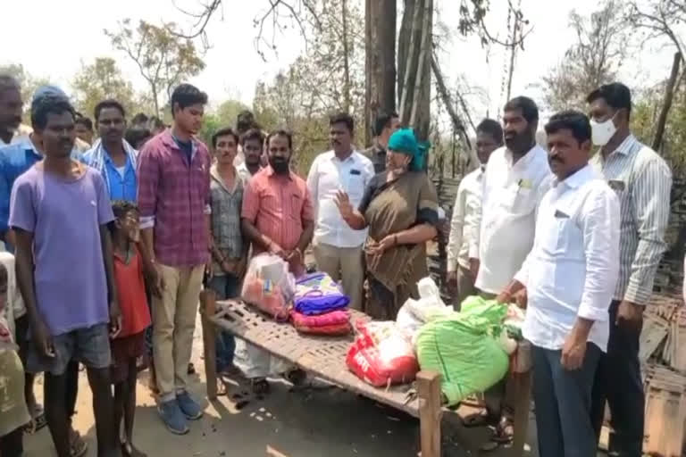 DOC Title * mla-seethakka-help-to-fire-accident-victims-at-project-nagar-village-in-mulugu-district