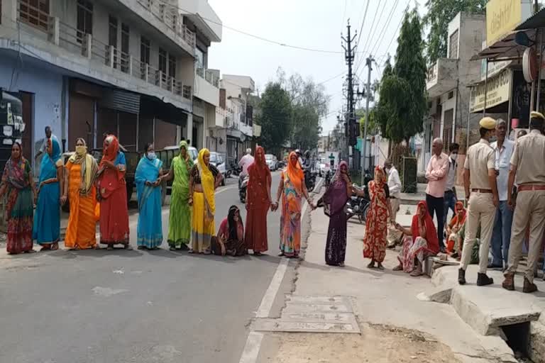 People jammed the road in Alwar,  Water problem in alwar