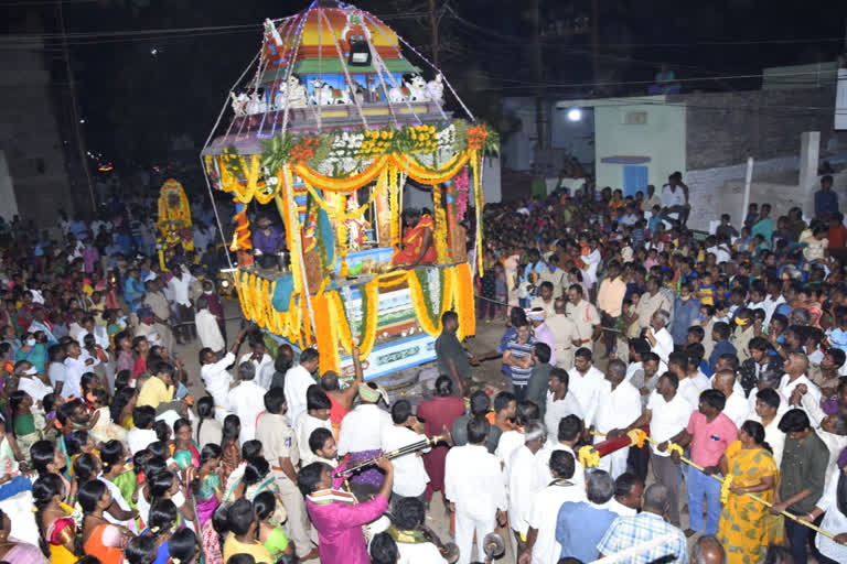 రథాన్ని లాగుతున్న భక్తులు