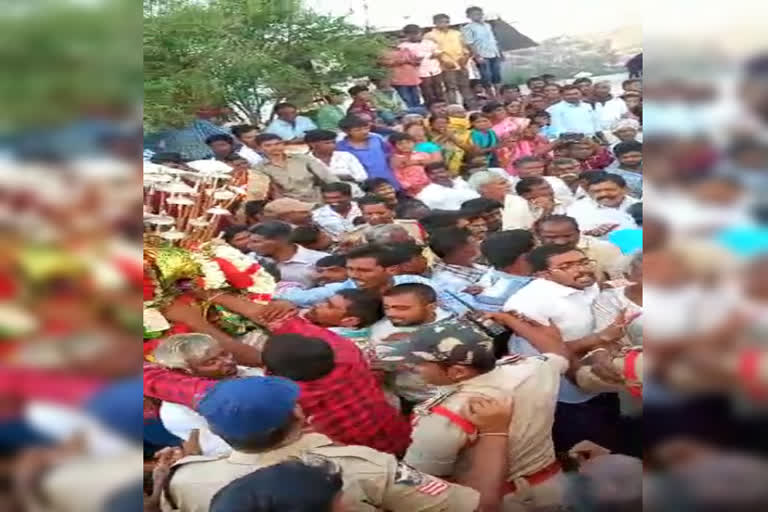 Police block procession of Katakoteshwaram Swamy idols at Chillavaripalli, Tadimarri Mandal, Anantapur district