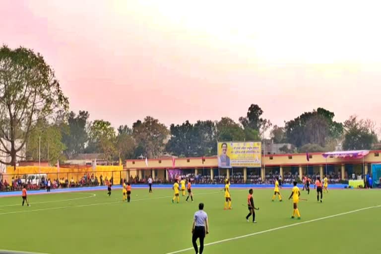 viewers-applaud-jharkhand-hockey-team-in-simdega