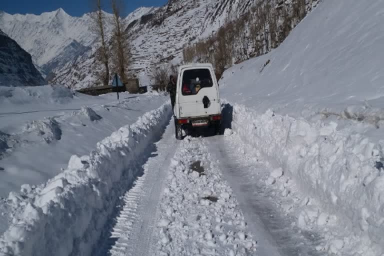 बर्फ हटाने का काम जारी