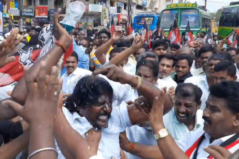 AIADMK cadres continues protests for the 4th day in Kallakurichi