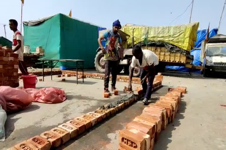 farmers are making permanent houses on sonipat Singhu border