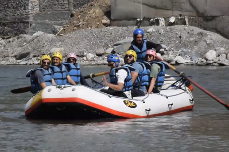 Tourists enjoying rafting in Kullu