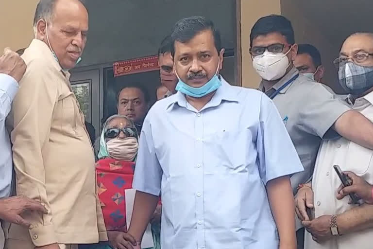 cm kejriwal met the family member of martyred corona warrior rakesh jain