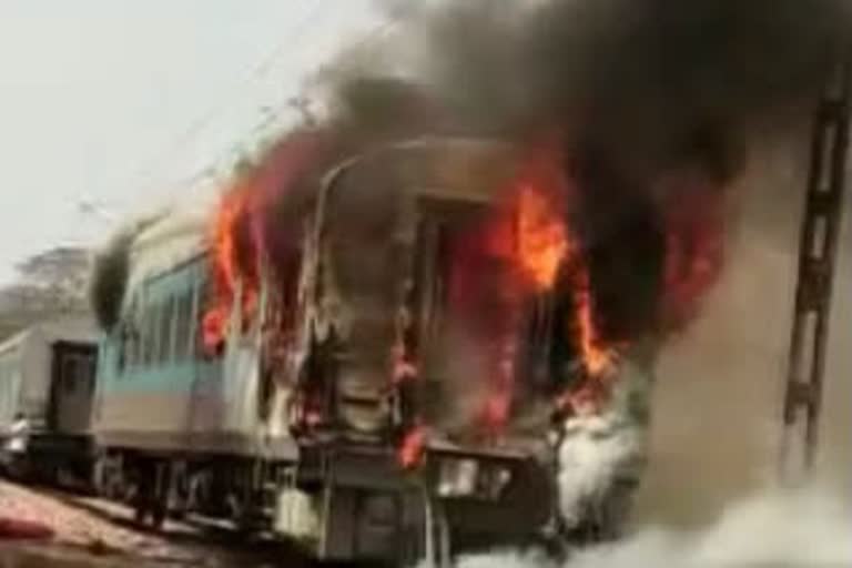 fire-caught-in-coach-of-shatabdi-express-near-rajaji-tiger-reserve-in-haridwar