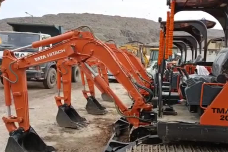 east delhi municipal corporation  delhi nagar nigam  hydraulic mounted excavator machines in delhi  ghazipur landfill sight in east delhi ]  गाजीपुर लैंडफिल साइट दिल्ली  हाइड्रोलिक माउंटेड एक्सकैवेटर मशीन दिल्ली  पूर्वी दिल्ली नगर निगम  पूर्वी दिल्ली में कूड़े का ढ़ेर