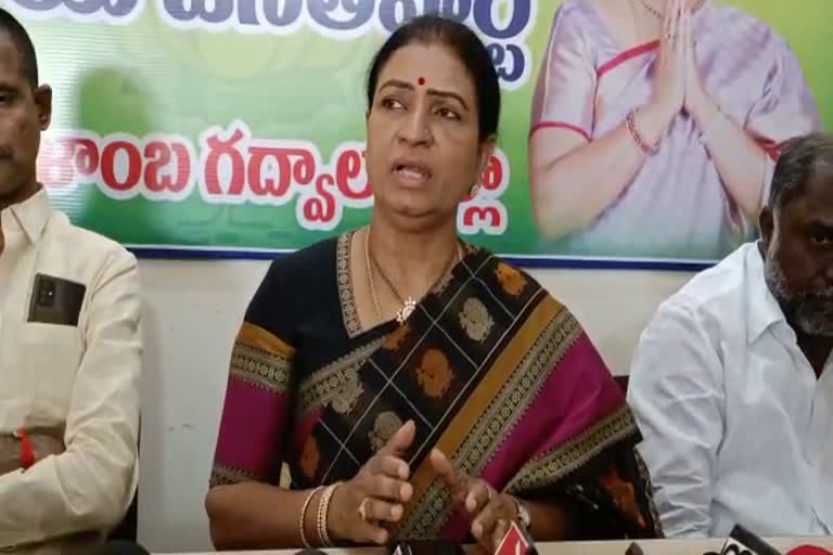 bjp-dk-aruna-fires-on-trs-government-and-kalvakuntla-family-in-jogulamba-gadwal-district