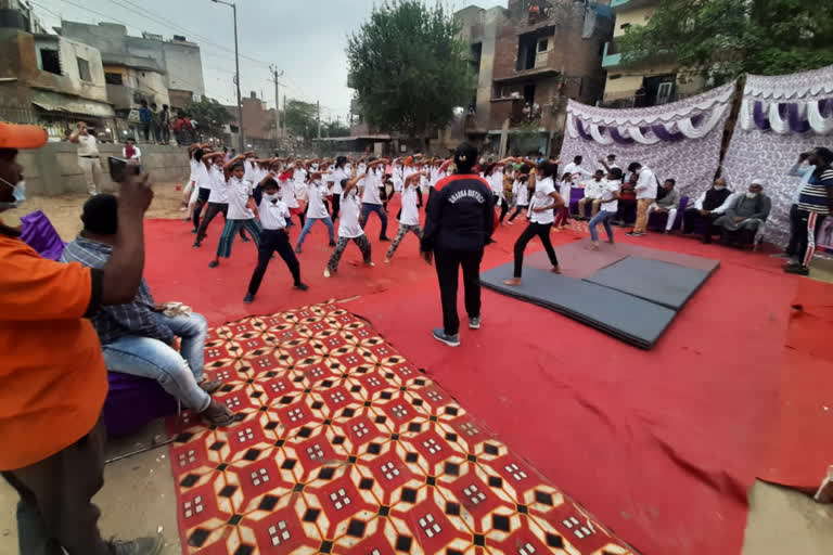 Self defence training in delhi  dwarka district police delhi  self defence training program  द्वारका जिला पुलिस दिल्ली  डिफेंस ट्रेनिंग कार्यक्रम दिल्ली  बिंदापुर थाना दिल्ली