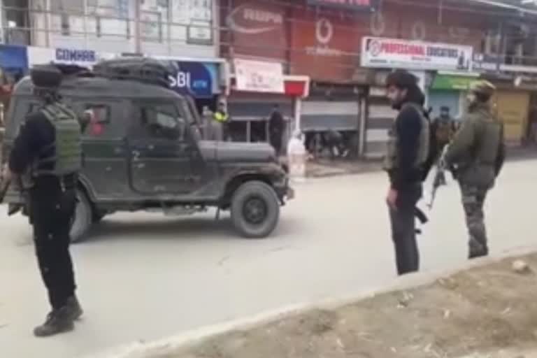 Suspected militants hurled a grenade towards a police choki in north Kashmir's Sopore town