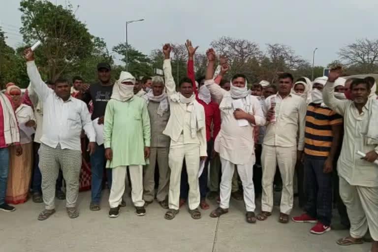 labour protest outside the labour department in faridabad