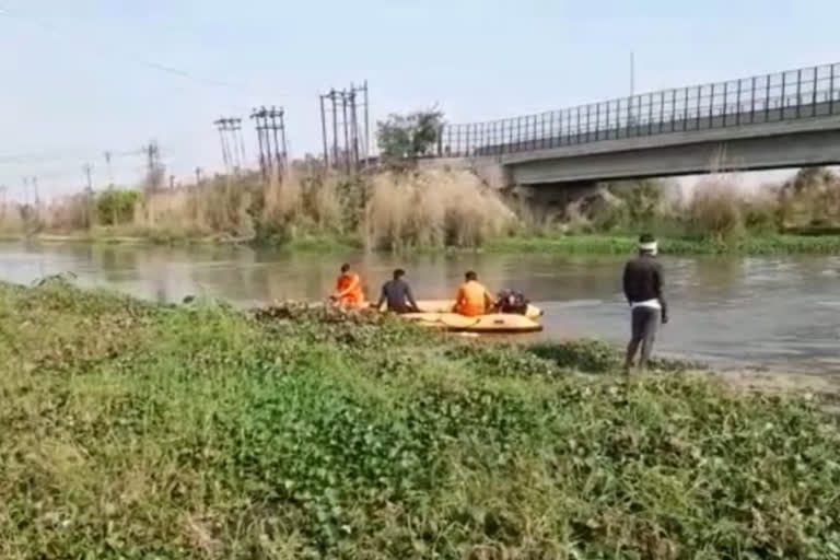 children drowned in canal  ghaziabad children drowned incident  canal accident in ghaziabad  ghaziabad police  गाजियाबाद में नहर में डूबे बच्चे  हिंडन नदी की नहर में डूबे बच्चे  गाजियाबाद में हिंडन नदी