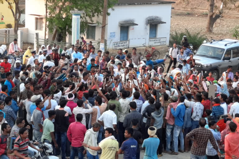 Villagers blocked road due to demands Death penalty for Killer of young woman