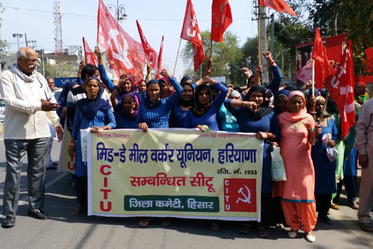 Mid-day meal workers demonstrated Hisar