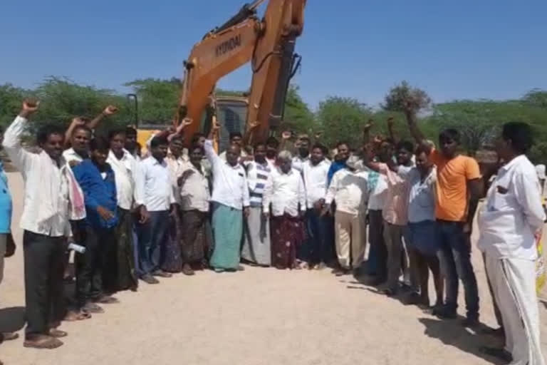 Villagers prevent illegal sand movement in Suryapet district