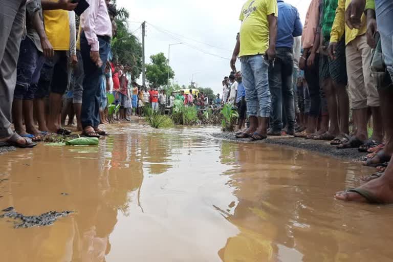 বেহাল রাস্তা সারানোর দাবিতে প্রতিবাদ