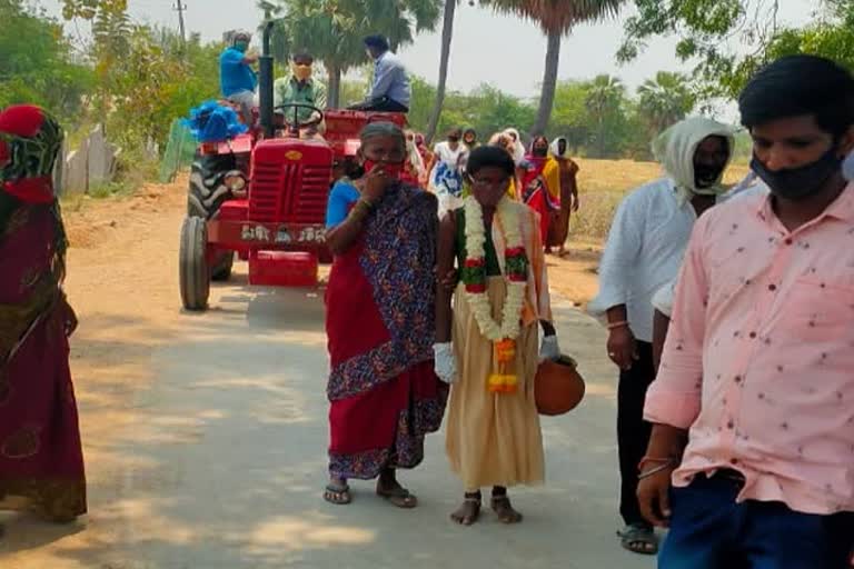 girl conducted funeral to her mother