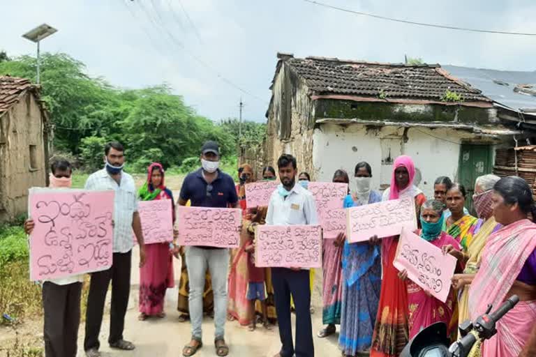 డబుల్ బెడ్ రూమ్ ఇళ్లు పక్కదారి పడుతున్నాయని ఆందోళన