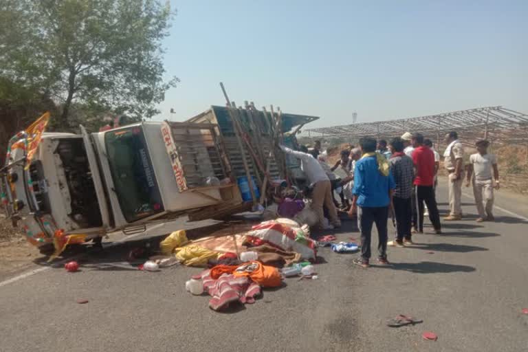 18 people injured due to van overturns in Banka