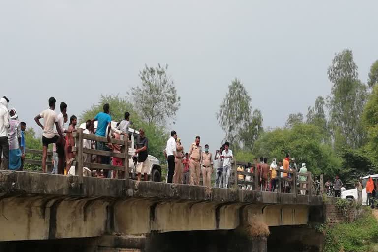 बाइक समेत नहर में गिरा युवक