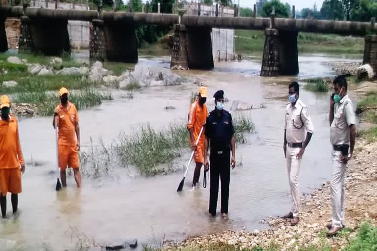 NDRF team searching for boy deadbody in river in Palamuपलामू में NDRF की टीम मलय से लेकर सोन नदी में तलाश रही शव