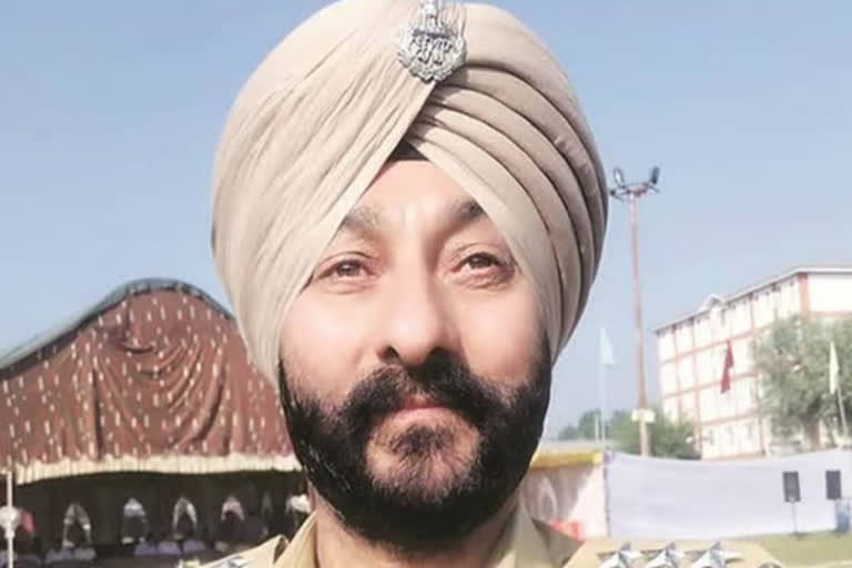 &K police officer Davinder Singh dismissed from service Davinder Singh dismissed from service ദവീന്ദര്‍ സിങ്ങിനെ ജോലിയിൽ നിന് പിരിച്ചുവിട്ടു ഹിസ്‌ബുള്‍ മുജാഹിദീന് സഹായം നല്‍കി