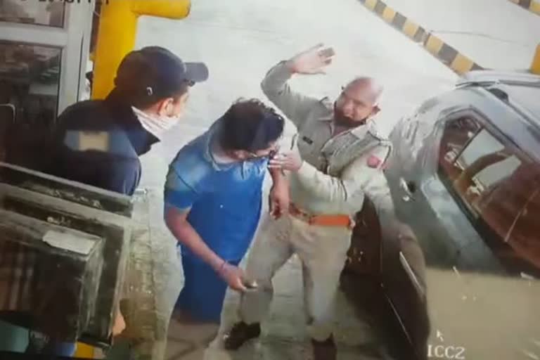 टोलकर्मियों को पिटती पुलिस