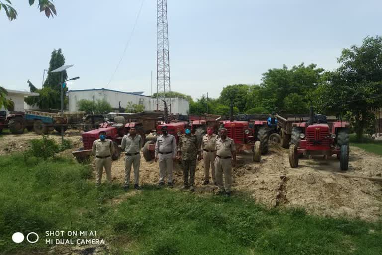 11-tractor-trolleys-carrying-illegal-sand-transport-from-pauhuj-river-seized