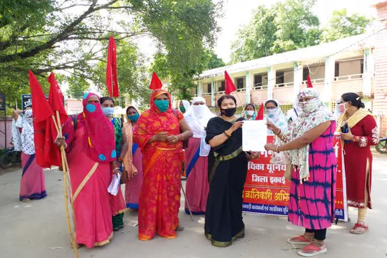 Anganwadi workers submitted memorandum about their demands