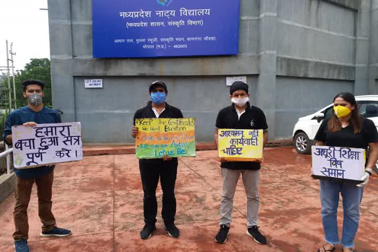 Students of Madhya Pradesh Natya Vidyalaya performed