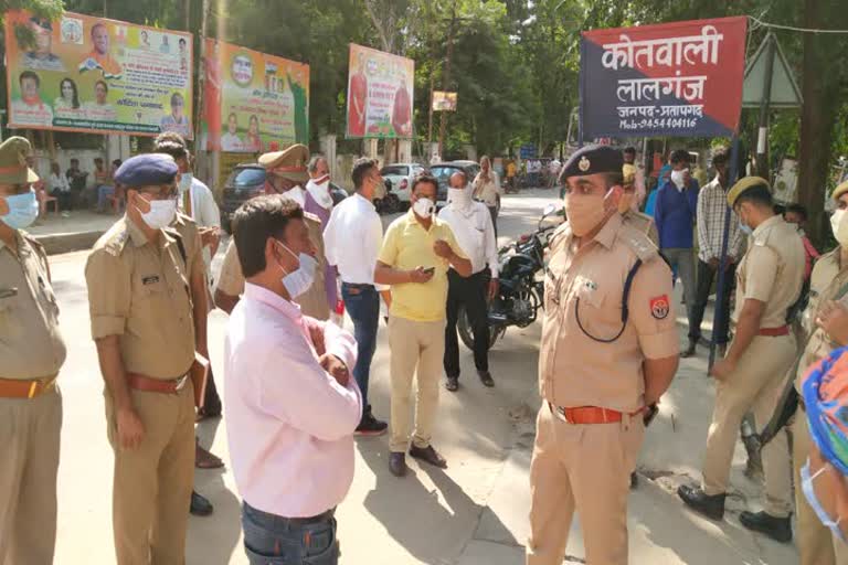 थाने का निरीक्षण करने पहुंचे एसपी के साथ खड़े पुलिसकर्मी.