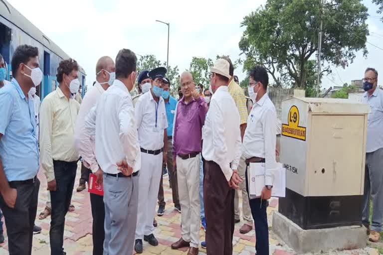 drm and senior officers inspection railway station