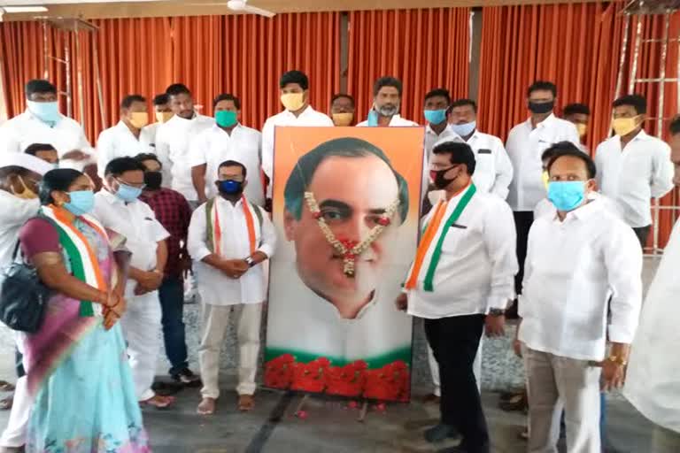 Congress leaders pay tribute to Rajiv Gandhi