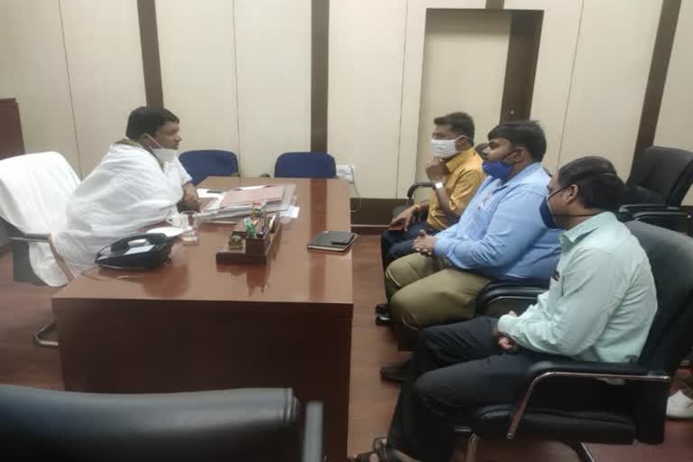 Agriculture Minister met officials of Ranchi Rail Division to operate Kisan Special Train