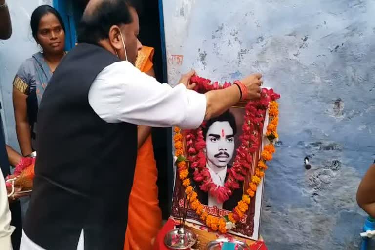 Former minister Jaibhan Singh Pawaiya paid tribute to the late Karsevak