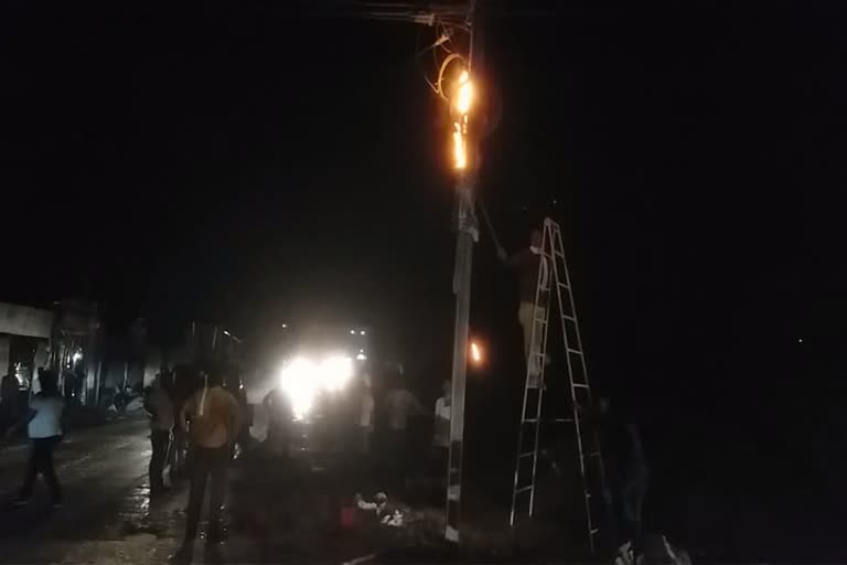 Fire in an electric pole due to short circuit 