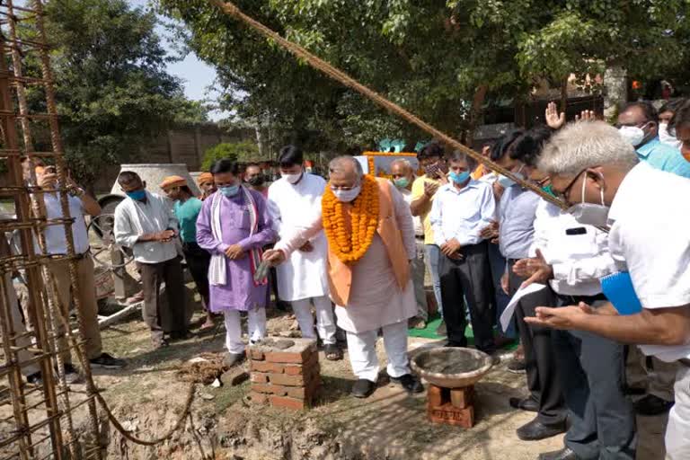 मंत्री ने नारियल तोड़कर किया रामलीला मंच निर्माण कार्य का शुभारंभ.