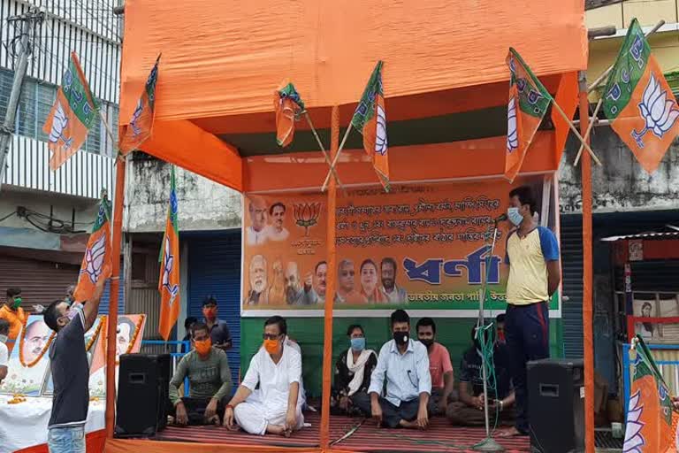 BJP leaders showing protest for 3 days in Raiganj 