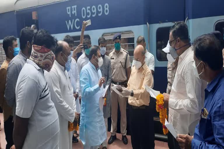 railway-divisional-manager-inspected-vikrampur-alot-railway-station-in-ratlam